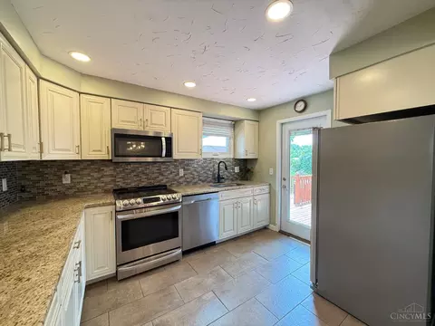 53 Hadley Rd, Greenhills, OH 45218 photo 4