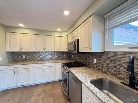 53 Hadley Rd, Greenhills, OH 45218 photo 5