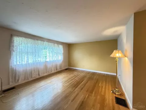 53 Hadley Rd, Greenhills, OH 45218 photo 8