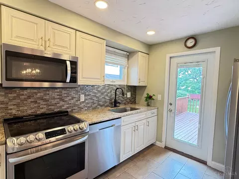 53 Hadley Rd, Greenhills, OH 45218 photo 6