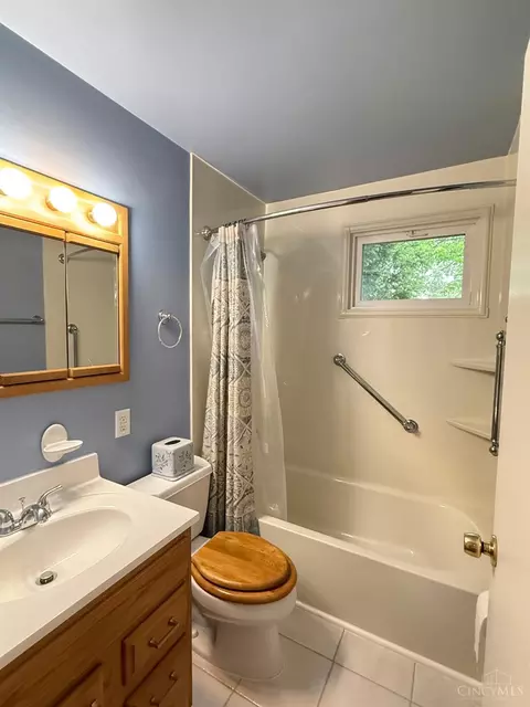 53 Hadley Rd, Greenhills, OH 45218 photo 9