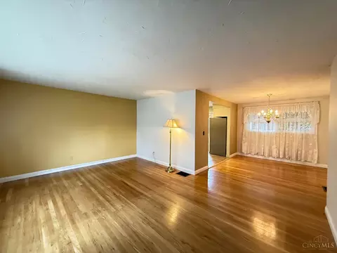 53 Hadley Rd, Greenhills, OH 45218 photo 3