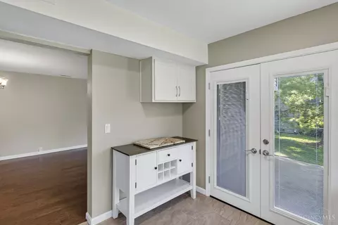 Entry Way - 5574 Regimental Pl, Cincinnati, OH 45239 photo 2 of 4