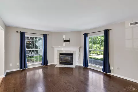 Living - 5574 Regimental Pl, Cincinnati, OH 45239 photo 3 of 8