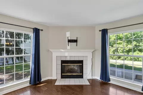Living - 5574 Regimental Pl, Cincinnati, OH 45239 photo 5 of 8