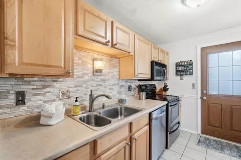 Kitchen - 6896 Sequoia Ct, Mason, OH 45040 photo 4 of 4