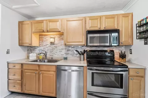 Kitchen - 6896 Sequoia Ct, Mason, OH 45040 photo 2 of 4