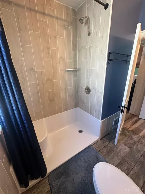 Bath - 7565 Ross Ave, Cincinnati, OH 45237 photo 3 of 4