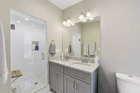 Bath - 817 Broadway St, Cincinnati, OH 45202 photo 1 of 2