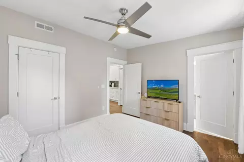 Bedroom - 817 Broadway St, Cincinnati, OH 45202 photo 3 of 3