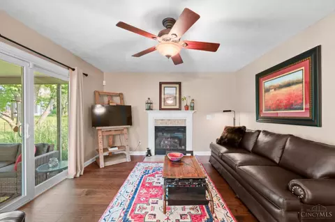 Living - 25 Cascade Ct, Springboro, OH 45066 photo 2 of 3