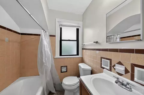 Bath - 4860 Prosperity Pl, Cincinnati, OH 45238 photo 3 of 3