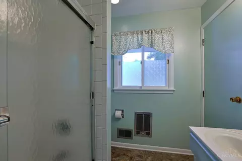 Bath - 7280 Georgetown Ct, Cincinnati, OH 45224 photo 3 of 3