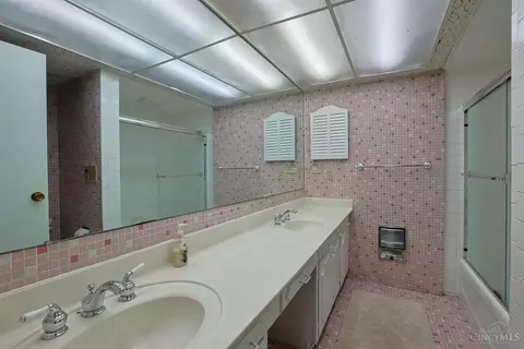 Bath - 7280 Georgetown Ct, Cincinnati, OH 45224 photo 2 of 3
