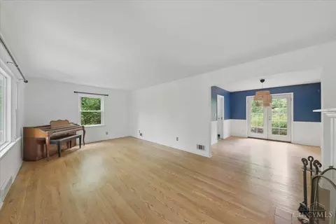 Living - 5246 Shepherd Rd, Cincinnati, OH 45223 photo 2 of 4