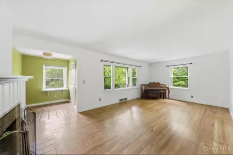 Living - 5246 Shepherd Rd, Cincinnati, OH 45223 photo 1 of 4