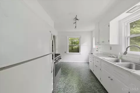 Kitchen - 5246 Shepherd Rd, Cincinnati, OH 45223 photo 3 of 3
