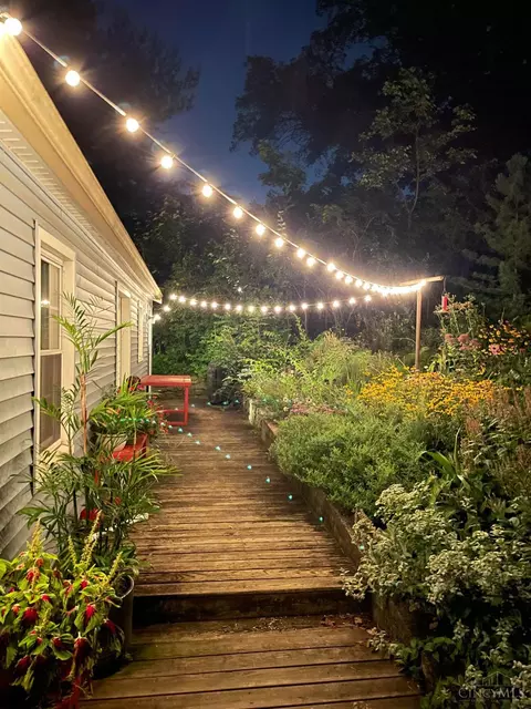 Exterior - 5246 Shepherd Rd, Cincinnati, OH 45223 photo 5 of 11