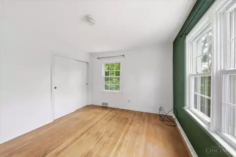 Bedroom - 5246 Shepherd Rd, Cincinnati, OH 45223 photo 2 of 4