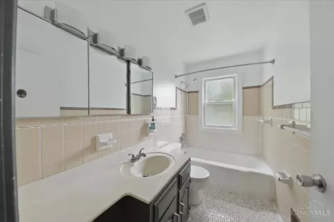 Bath - 5246 Shepherd Rd, Cincinnati, OH 45223 photo 1 of 1