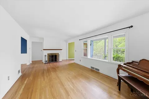 Living - 5246 Shepherd Rd, Cincinnati, OH 45223 photo 3 of 4