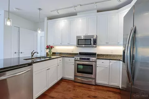 Kitchen - 3901 West St, Mariemont, OH 45227 photo 2 of 4