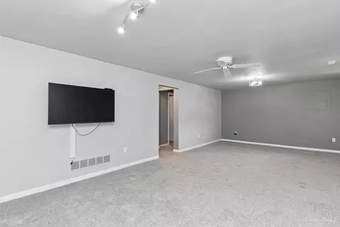 Living - 5477 Hanover Cir, Cincinnati, OH 45230 photo 7 of 8