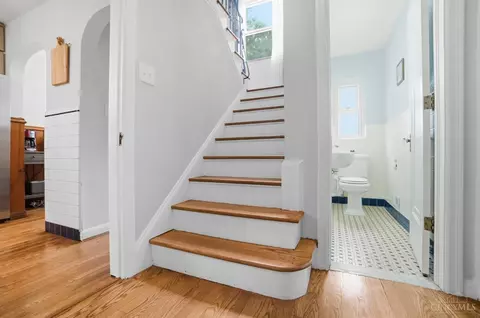 Entry Way - 1035 Cheyenne Dr, Cincinnati, OH 45216 photo 5 of 10
