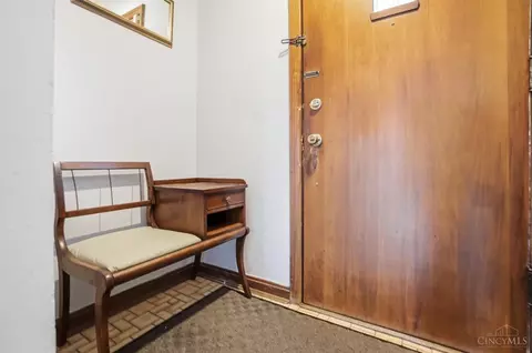 Entry Way - 1035 Cheyenne Dr, Cincinnati, OH 45216 photo 2 of 10