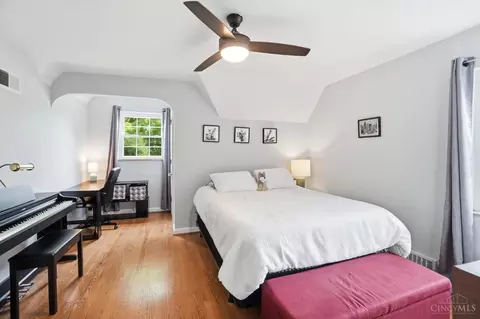 Bedroom - 1035 Cheyenne Dr, Cincinnati, OH 45216 photo 6 of 8
