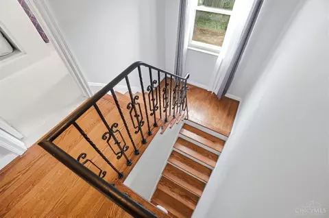 Entry Way - 1035 Cheyenne Dr, Cincinnati, OH 45216 photo 6 of 10