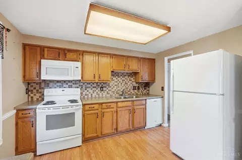 Kitchen - 17 Evans Ct, Harrison, OH 45030 photo 3 of 5