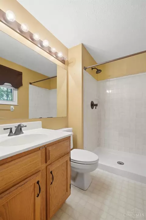 Bath - 17 Evans Ct, Harrison, OH 45030 photo 2 of 5
