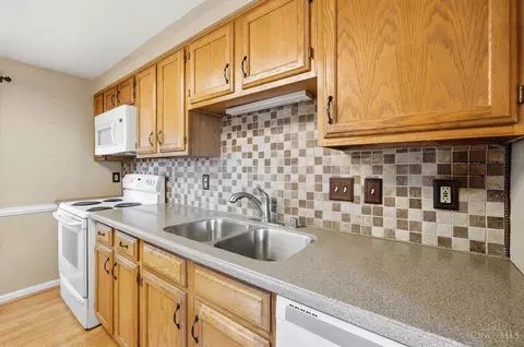 Kitchen - 17 Evans Ct, Harrison, OH 45030 photo 4 of 5