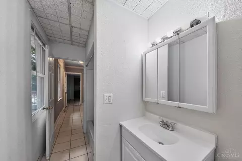 Entry Way - 2832 Shaffer Ave, Cincinnati, OH 45211 photo 3 of 4