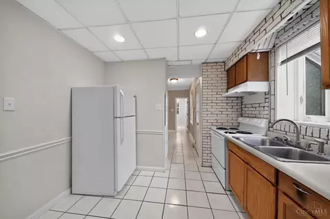Entry Way - 2832 Shaffer Ave, Cincinnati, OH 45211 photo 2 of 4