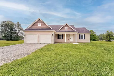 150 Choctaw Dr, Lake Waynoka, OH 45171