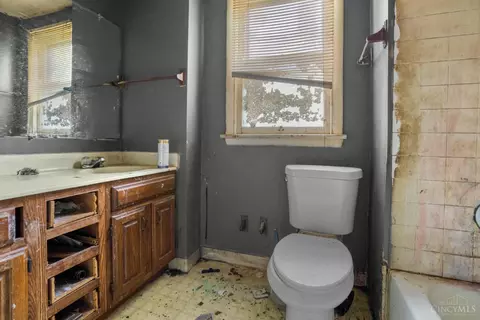 Bath - 6207 Roe St, Cincinnati, OH 45227 photo 1 of 1
