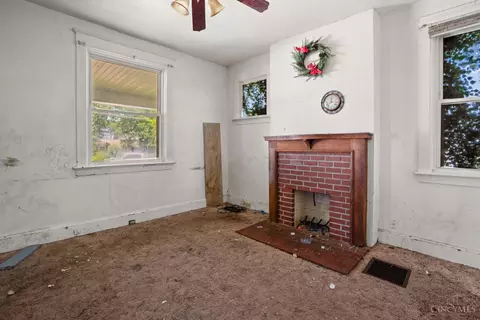 Living - 6207 Roe St, Cincinnati, OH 45227 photo 2 of 4