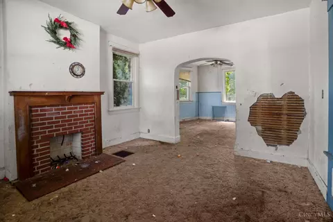 Living - 6207 Roe St, Cincinnati, OH 45227 photo 3 of 4