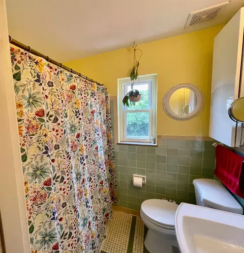 Bath - 2887 W Tower Ave, Cincinnati, OH 45238 photo 1 of 4
