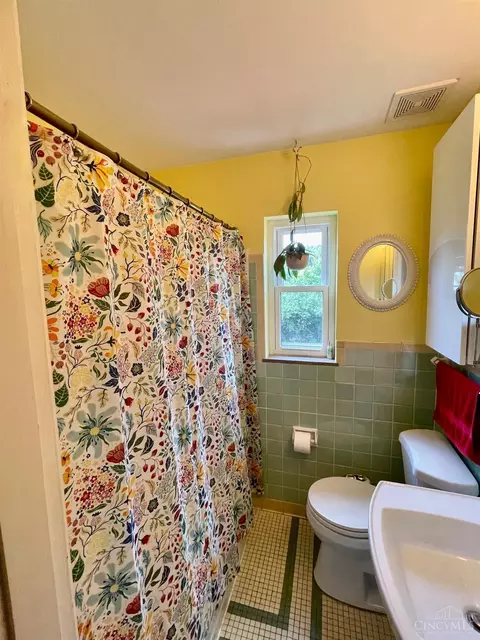 Bath - 2887 W Tower Ave, Cincinnati, OH 45238 photo 1 of 4