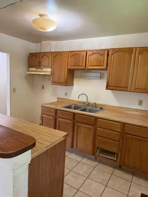 Kitchen - 1320 Madeleine Cir, Cincinnati, OH 45231 photo 1 of 3