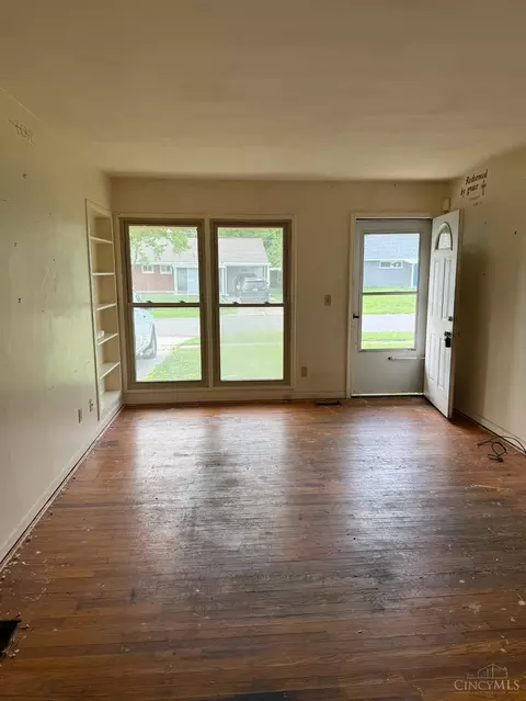 Living - 1320 Madeleine Cir, Cincinnati, OH 45231 photo 2 of 3