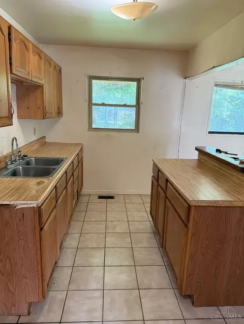 Kitchen - 1320 Madeleine Cir, Cincinnati, OH 45231 photo 2 of 3
