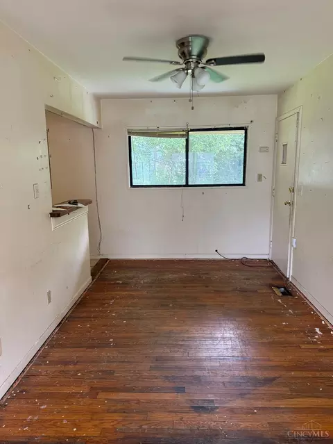 Living - 1320 Madeleine Cir, Cincinnati, OH 45231 photo 3 of 3
