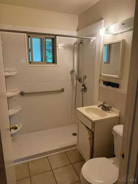 Bath - 1320 Madeleine Cir, Cincinnati, OH 45231 photo 1 of 1