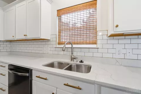 Kitchen - 5389 Valley View Dr, Morrow, OH 45152 photo 7 of 7