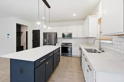 Kitchen - 5389 Valley View Dr, Morrow, OH 45152 photo 3 of 7