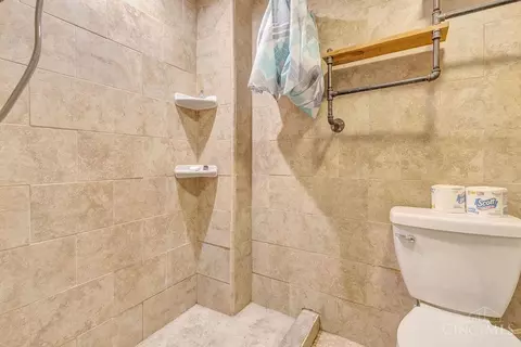 Bath - 8294 Daly Rd, Cincinnati, OH 45231 photo 2 of 2